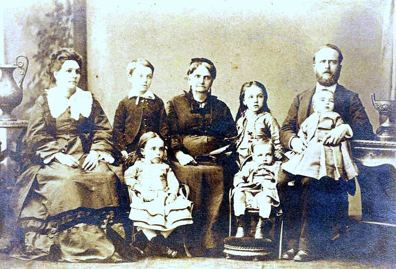 1873 Victoria Thwaites, Eduardo B., Juana Rubio, Joaquina, Eduardo Basavilbaso, Delia, José y Rufino en falda de su padre - Jacqueline Calvete