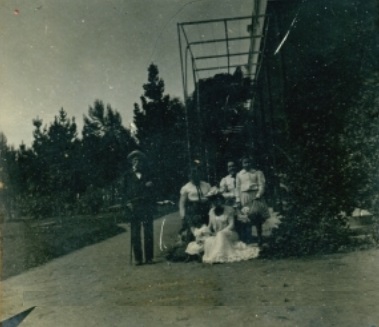 Federico Álvarez de Toledo, M. Antonieta Faxi, sus hijas Matilde, Sara y dos niñas, Estancia María Antonieta, 1912 - Marcelo Cazenave