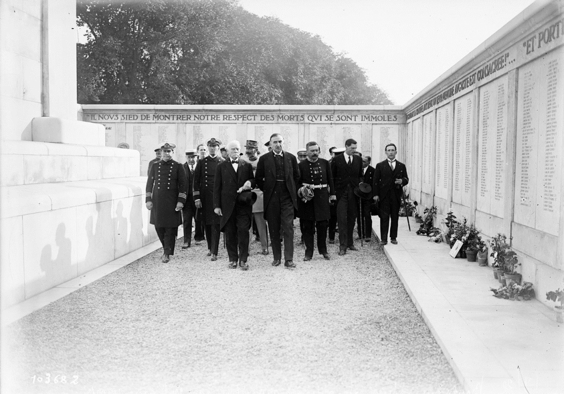 federico Álvarez de toledo (h) 17-8-925 con oficiales argentinos en el monumento a los muertos - agencia rol