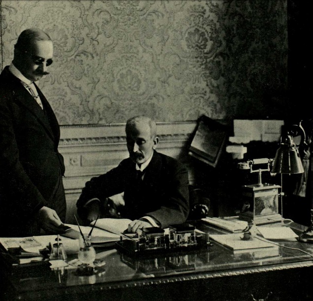 Pelagio Luna en su despacho del senado, 1916 - La Ilustración Argentina
