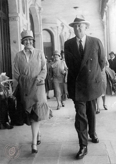 regina pacini, fundadora de la casa del teatro, en compañía de su esposo el presidente marcelo t. de alvear, mar del plata, 1925