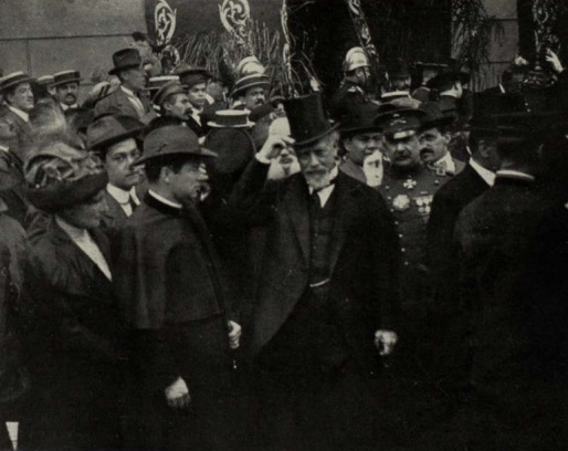 Roca saliendo de un funeral en la catedral, 1912 - La Ilustración Sudamericana