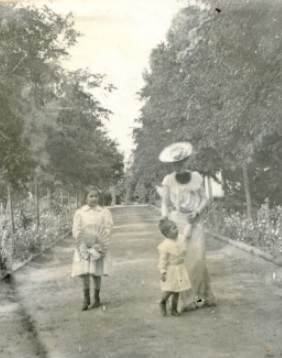 Sara Álvarez de Toledo con dos niñas, Estancia M. Antonieta, 1903 - Marcelo Cazenave