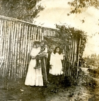 Sara Álvarez de Toledo con niñas, estancia M. Antonieta, 1903 - Marcelo Cazenave
