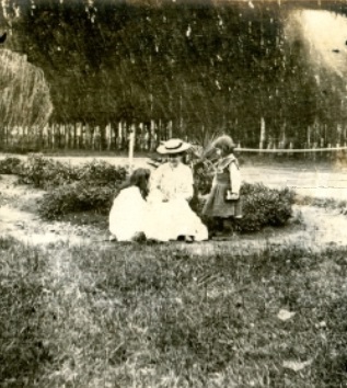 Sara Álvarez de Toledo con niñas, Estancia María Antonieta, 1902 - Marcelo Cazenave