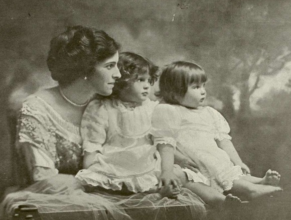 Sara Susana Ayerza de Diehl con sus hijitas Sara Isabel y Josefina, circa 19010 - La Ilustración Sudamericana